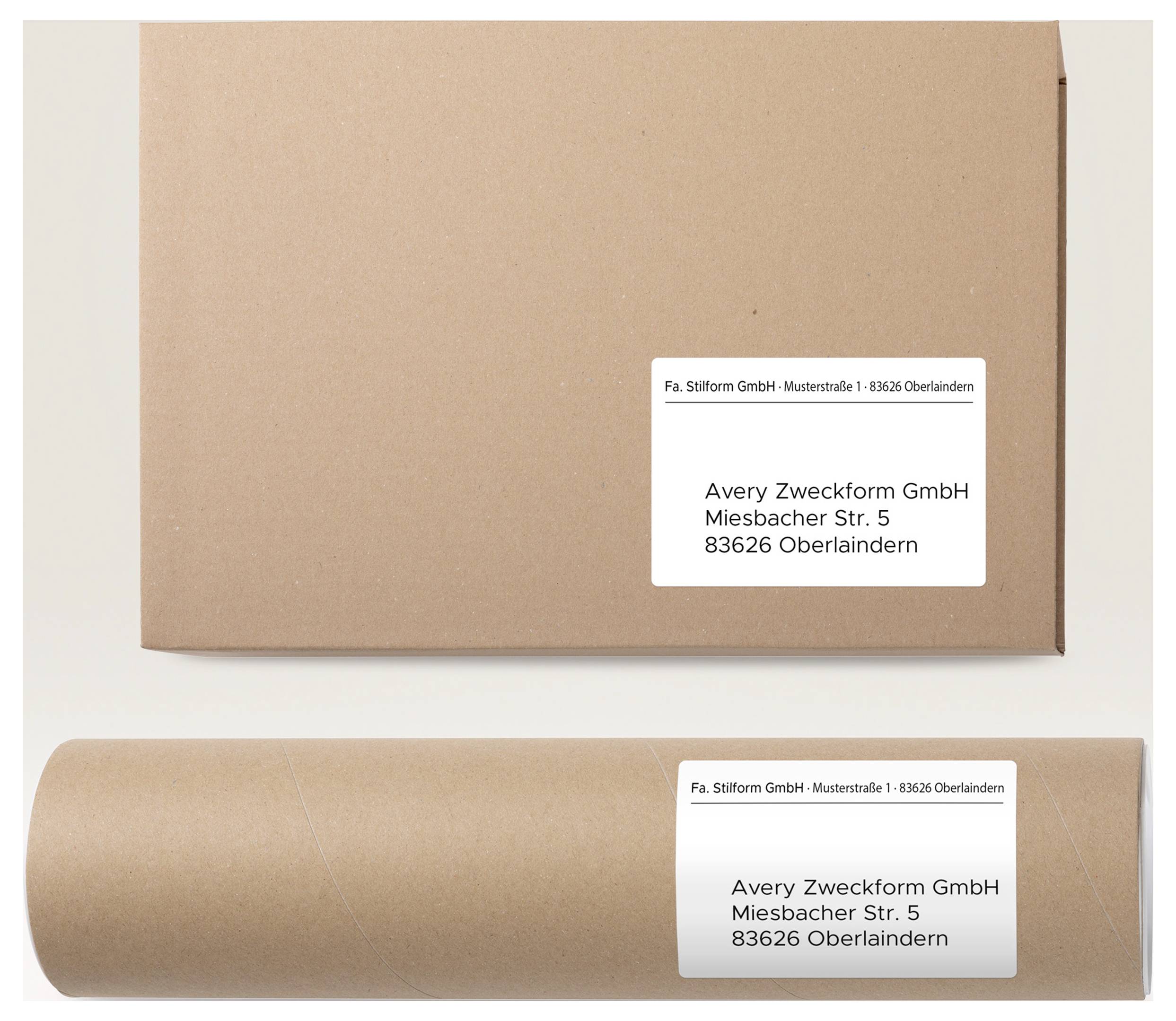Brauner Versandkarton und Versandrolle mit Adressetikett für Avery Zweckform GmbH, Miesbacher Str. 5, 83626 Oberlaindern.