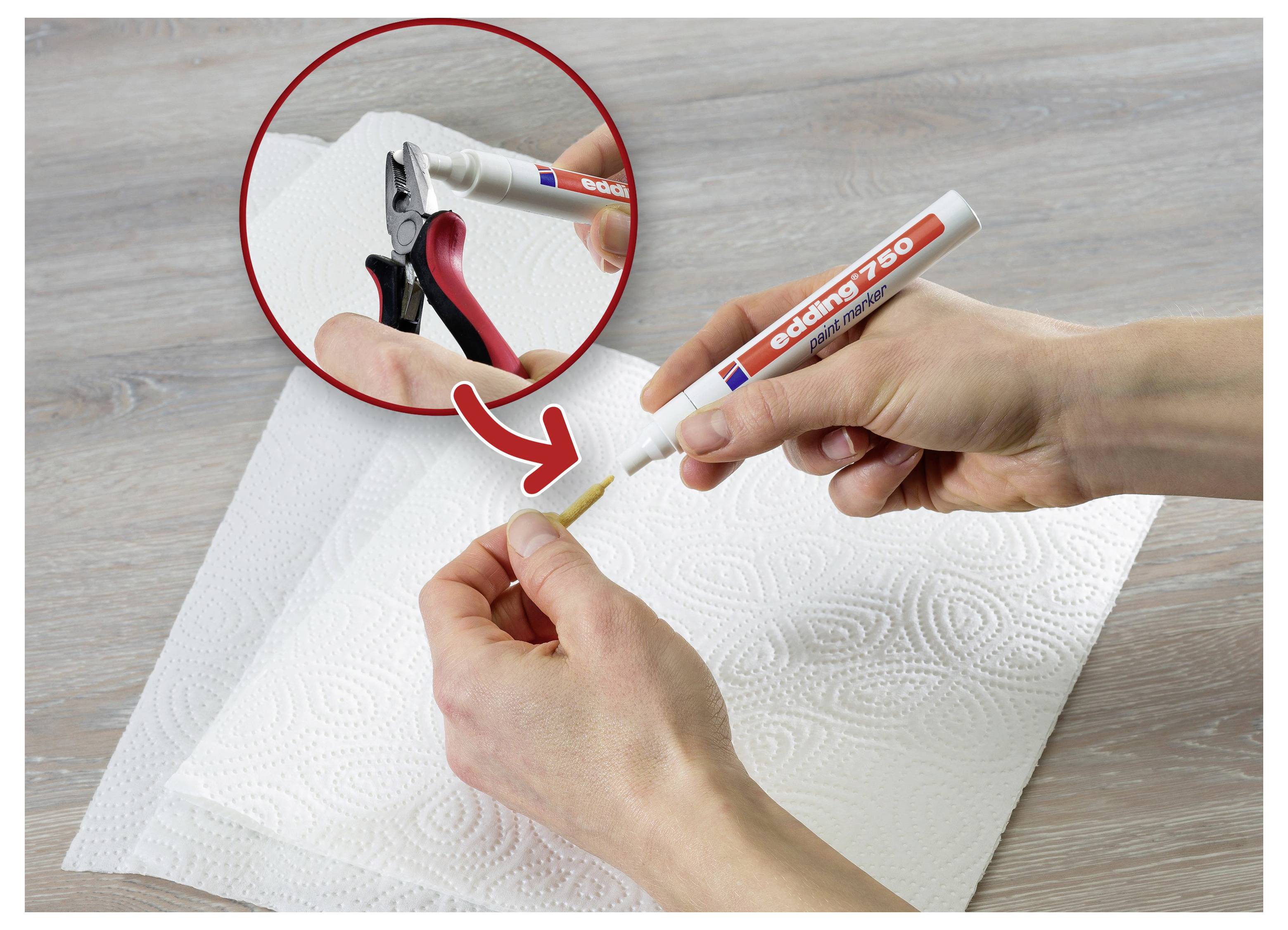 Hände reinigen ein weißes Kabel mit einem Markerstift: Eine Hand verwendet einen weiß-orangefarbenen "edding 750"-Lackmarker, während ein eingefügtes Bild eine Zange zeigt, die das Kabel festhält.