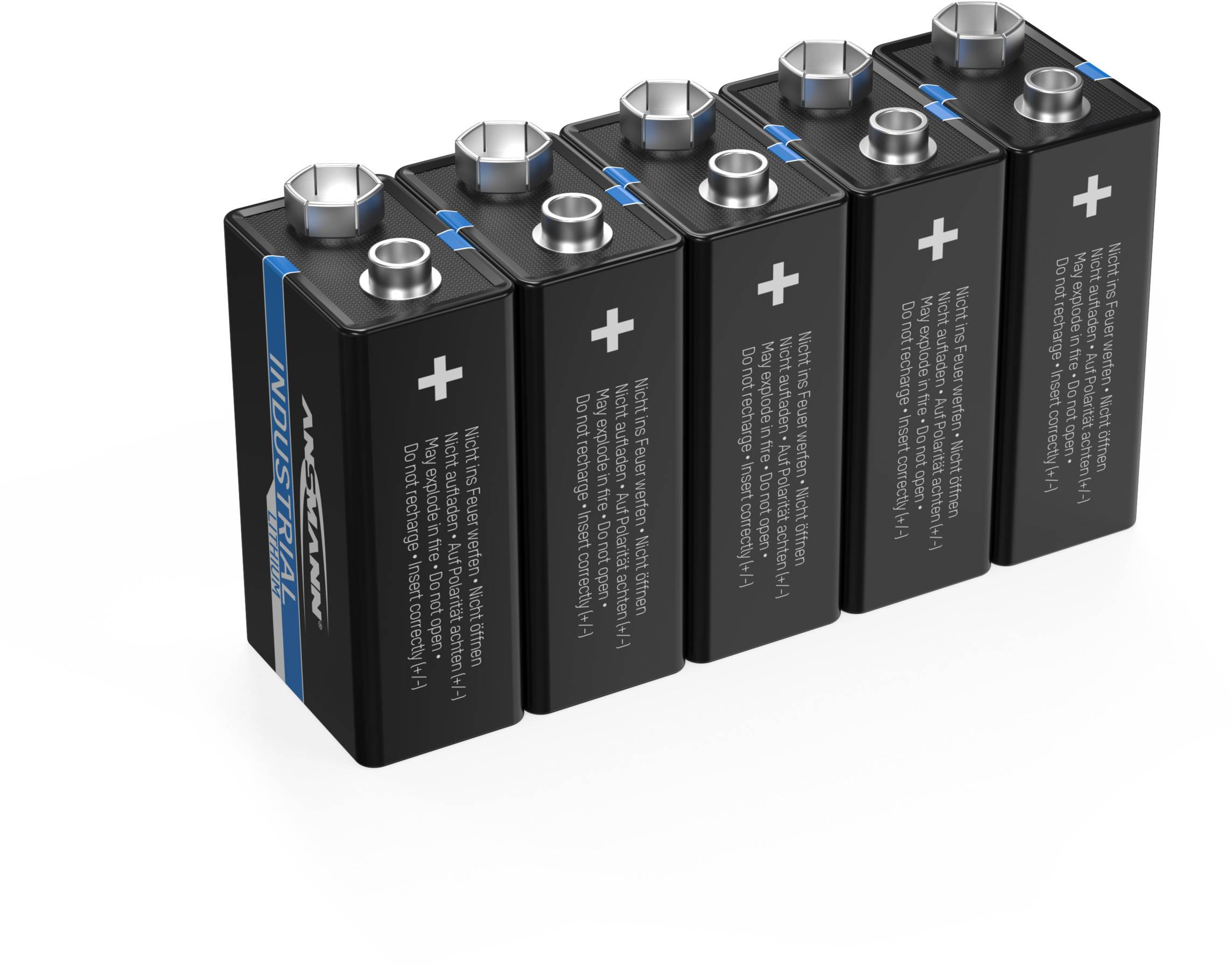 Sechs 9-Volt-Batterien in einer Reihe, alle mit sichtbaren Plus- und Minuspolen, auf einem weißen Hintergrund.
