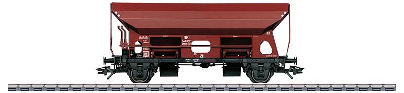 Ein roter Güterwagen mit offener Ladefläche, geeignet für den Transport von Schüttgütern, steht auf einem Gleis vor einem neutralen Hintergrund.