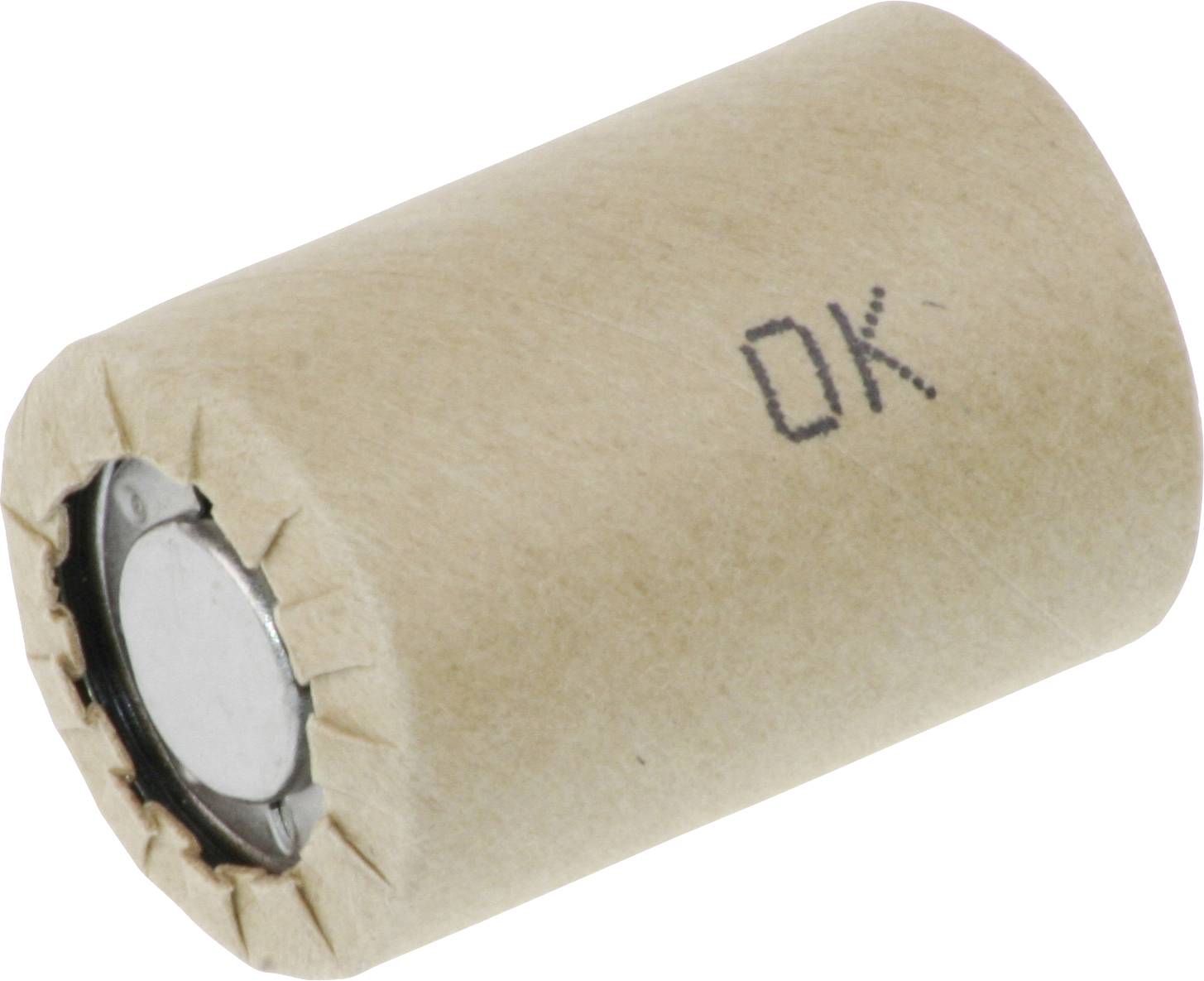 Eine zylindrische Batterie, in braunes Papier eingewickelt, mit der Aufschrift „OK
