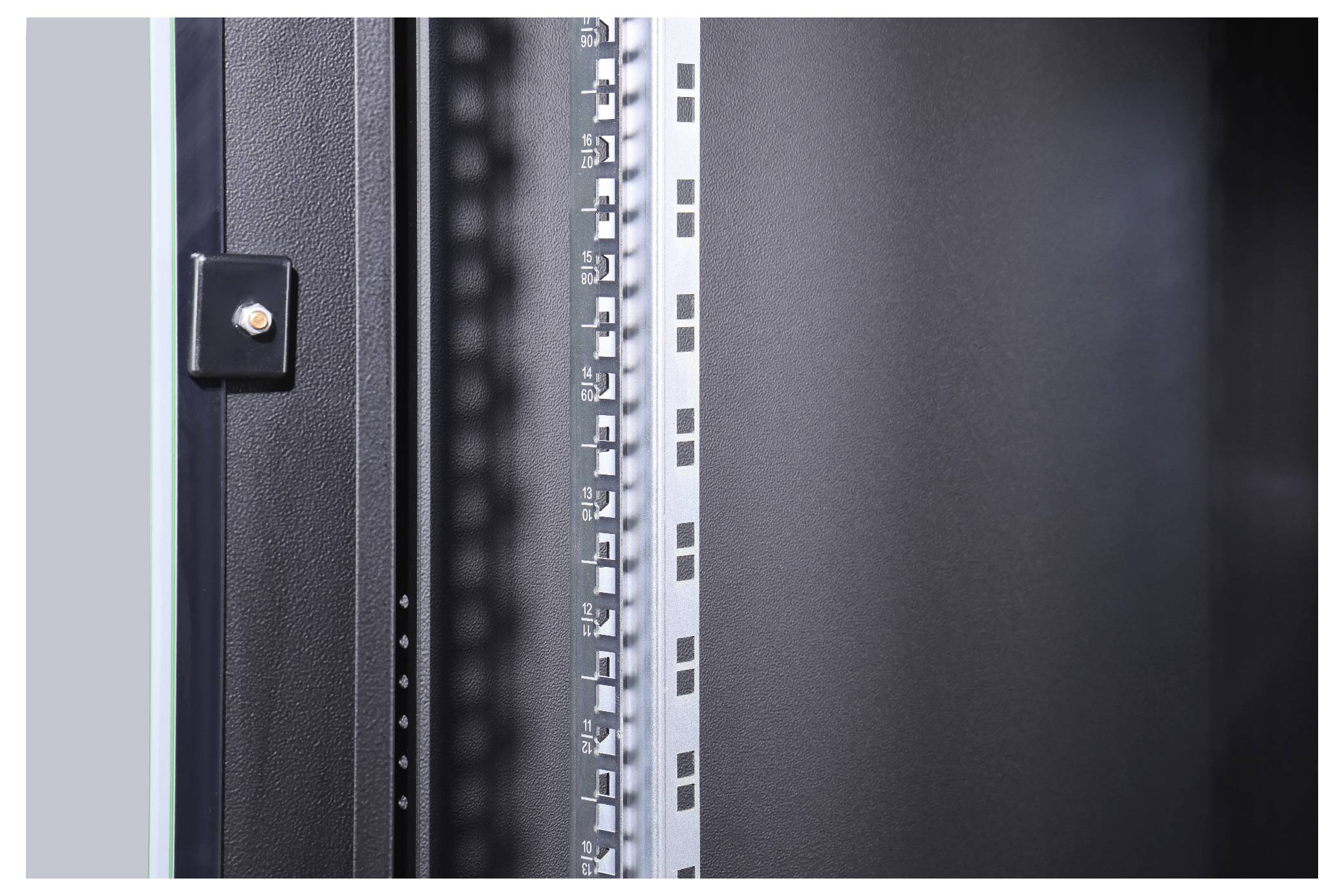 Nahaufnahme eines offenen Server-Racks, das die innere Struktur und Metallschienen zeigt, geeignet für IT-Infrastrukturanwendungen.