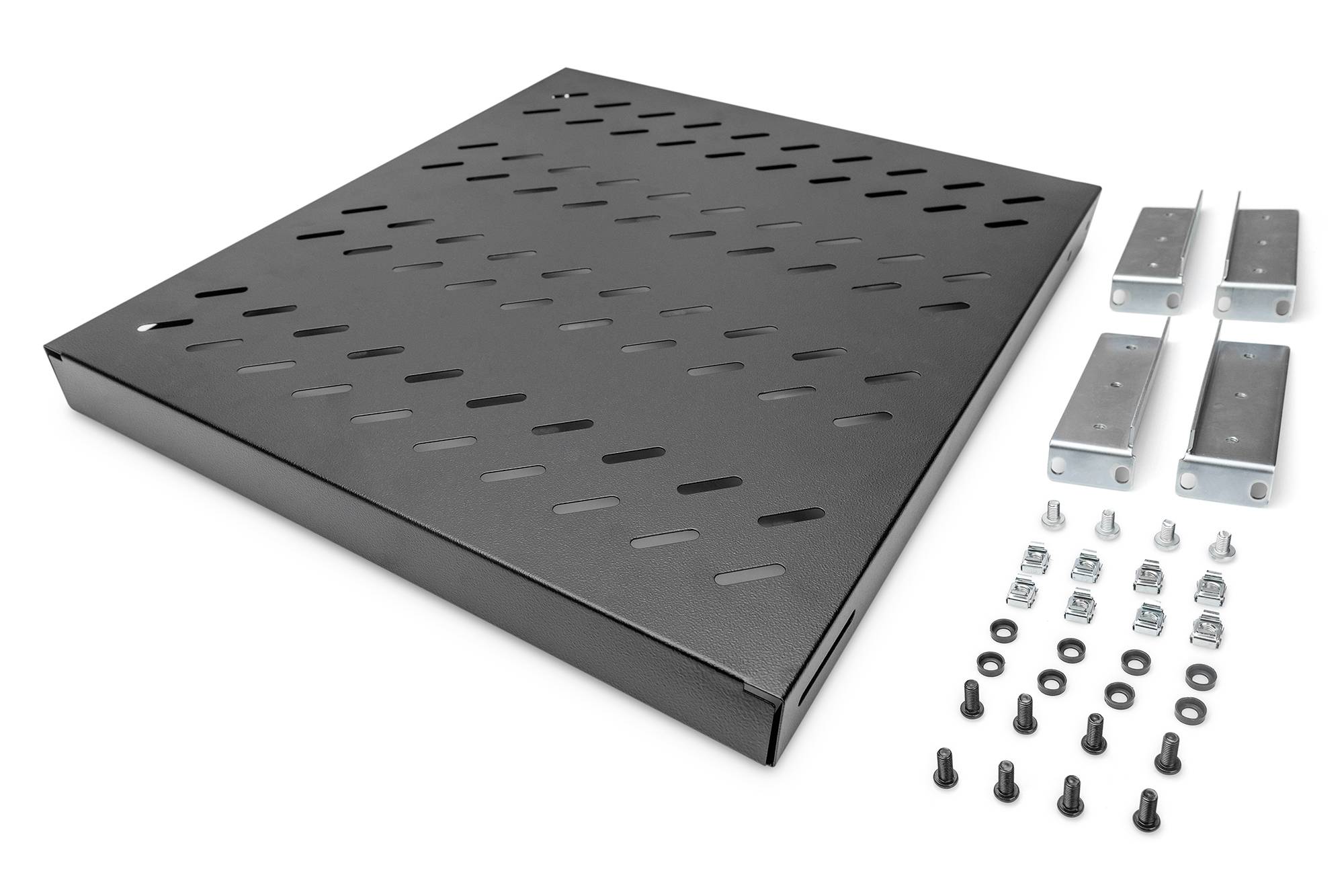 Ein schwarzes, rechteckiges Metallregal mit Lüftungsschlitzen, daneben Schrauben, Muttern und Halterungen für die Montage.