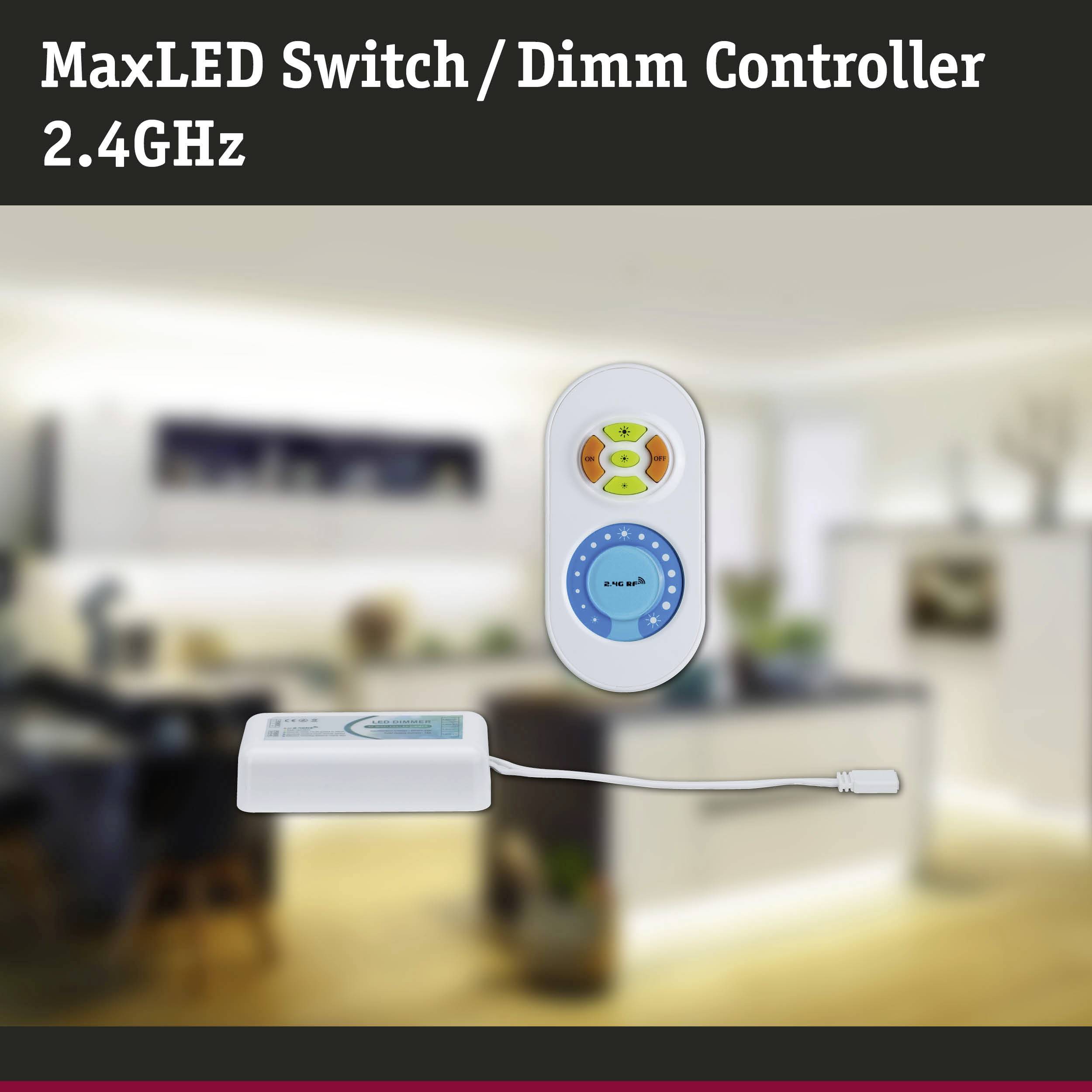 Ein MaxLED Switch/Dimm Controller mit 2,4GHz Fernbedienung vor einem unscharfen Wohnzimmer-Hintergrund.