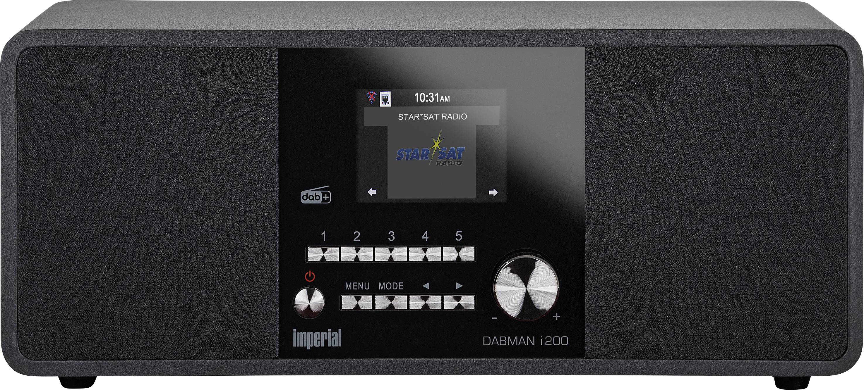 Ein schwarzes Digitalradio mit Display, Knöpfen und Drehregler. Auf dem Display ist das Logo eines Radiosenders zu sehen.