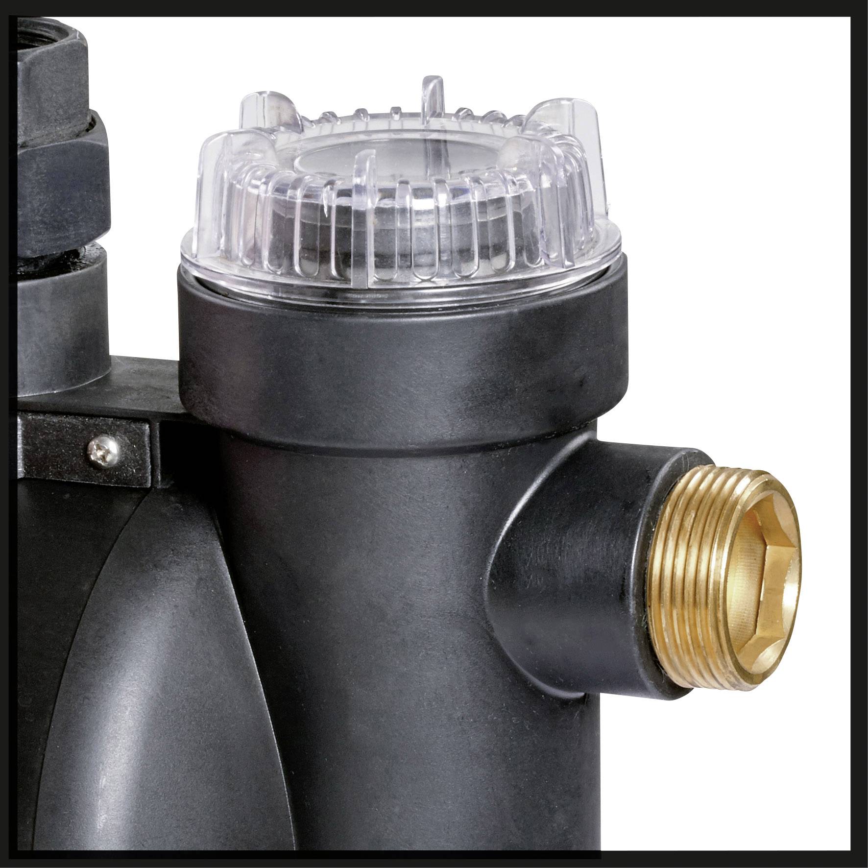 Ein schwarzes Kunststoffventil mit Messingeinlass und durchsichtigem Schraubdeckel, vermutlich ein Teil eines Wasserfiltersystems.