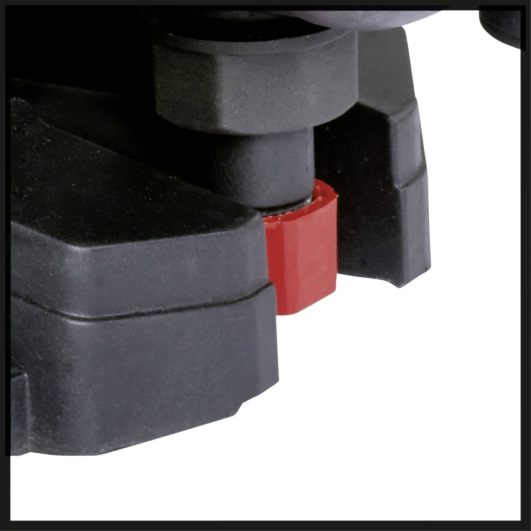 Nahaufnahme einer mechanischen Komponente mit schwarzem und rotem Kunststoff, möglicherweise Teil einer Maschine oder eines Geräts.