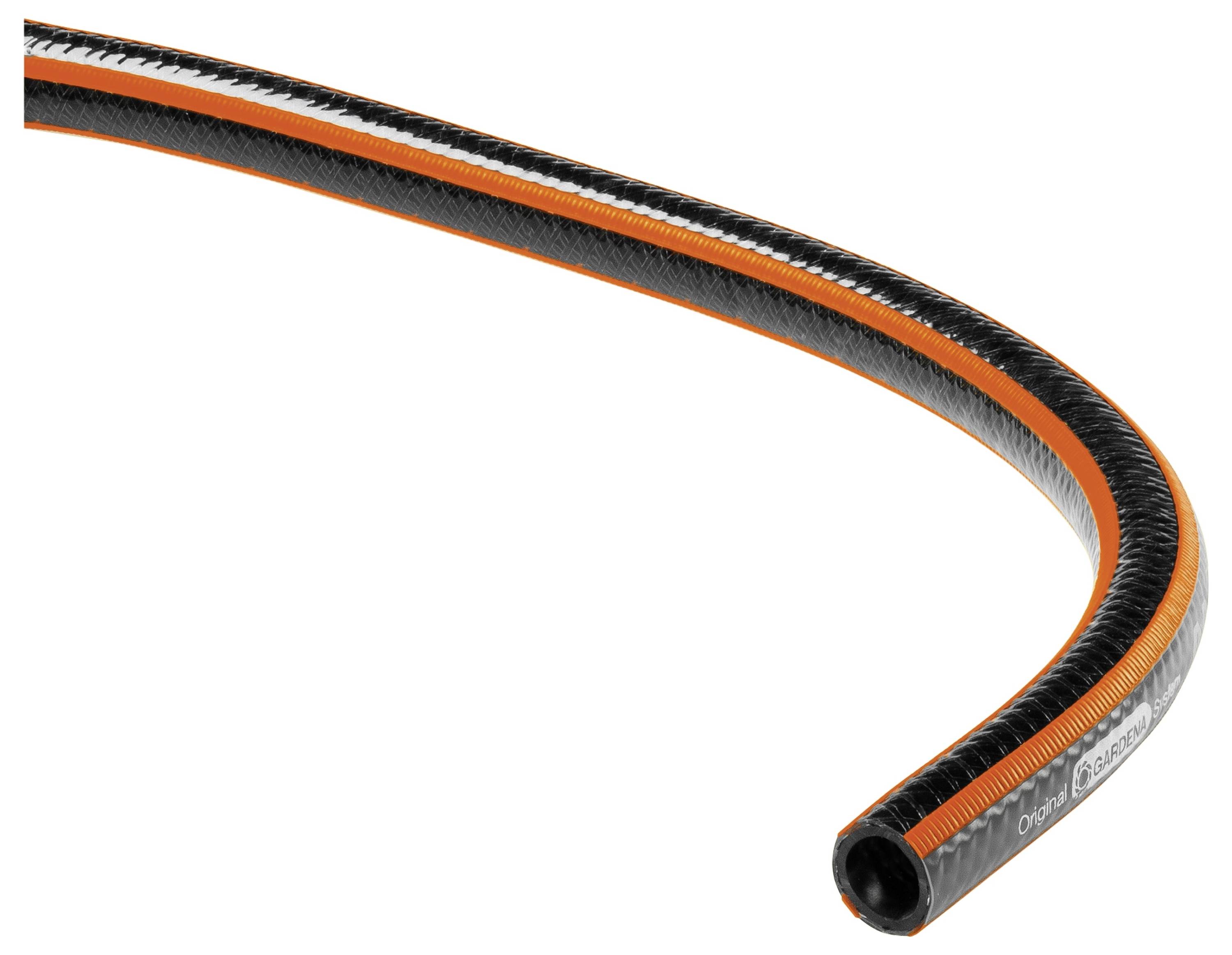 Ein gebogener Gartenschlauch in Schwarz und Orange zeigt seine Flexibilität und Strapazierfähigkeit.