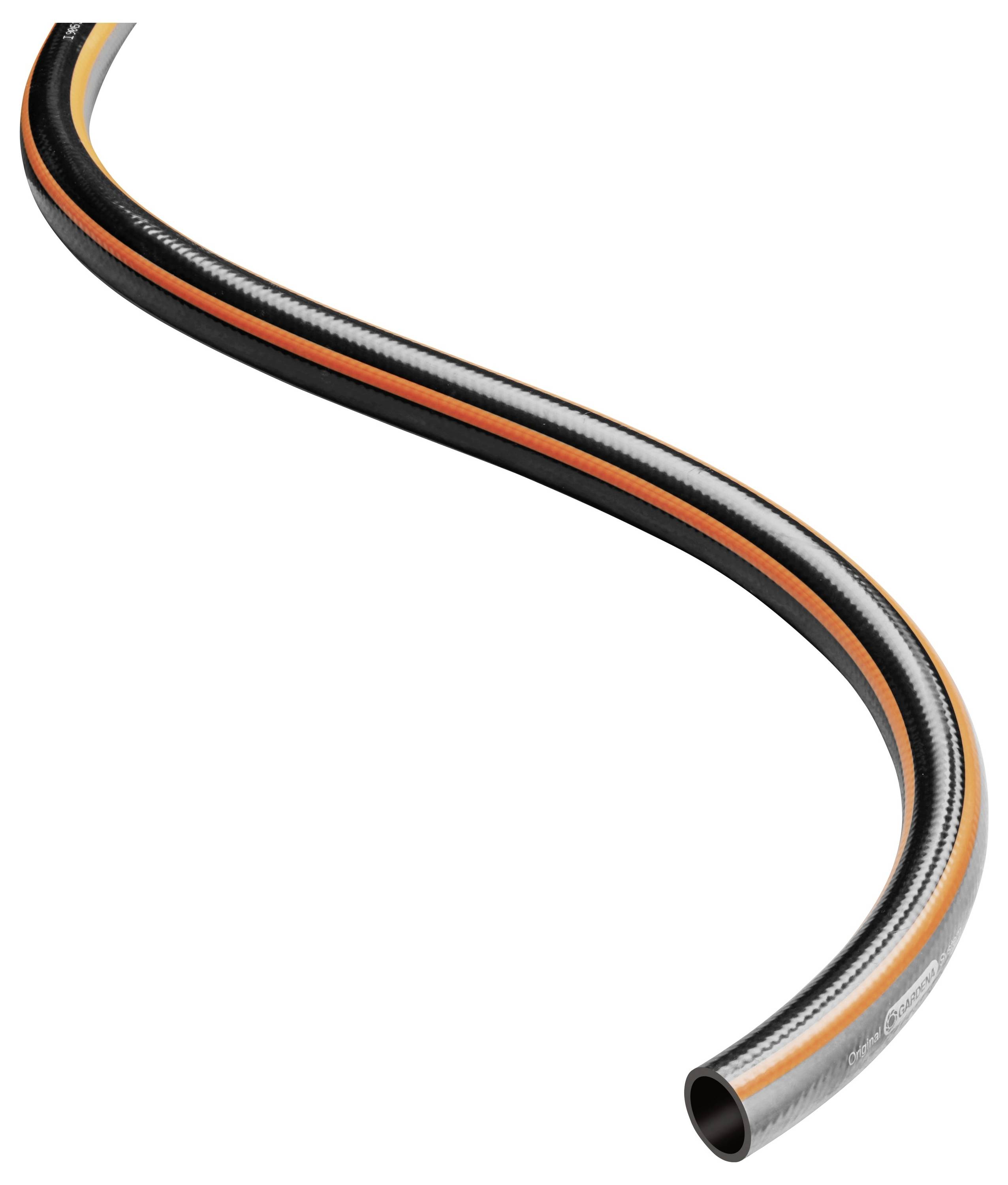 Gartenschlauch mit schwarz-orangefarbenem Streifendesign, leicht gebogen, abgebildet vor weißem Hintergrund.