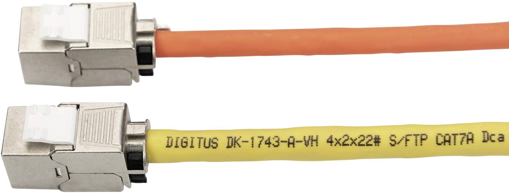 Zwei Ethernet-Kabel, eines orange, das andere gelb, beide mit Metallsteckern. Der gelbe Draht trägt die Aufschrift 'DIGITUS CAT7A'.