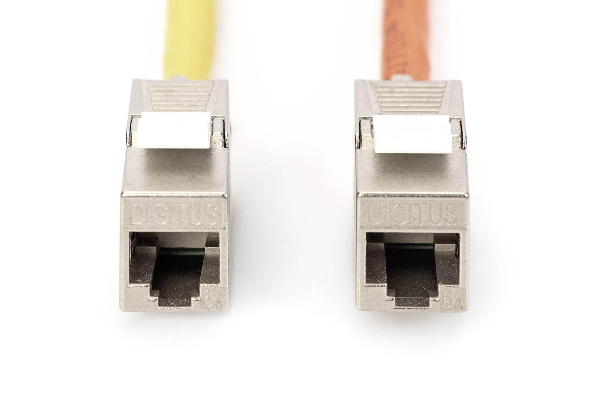 Zwei Netzwerkkabelstecker nebeneinander. Der linke Stecker ist an einem gelben Kabel, der rechte an einem orangefarbenen Kabel angeschlossen.