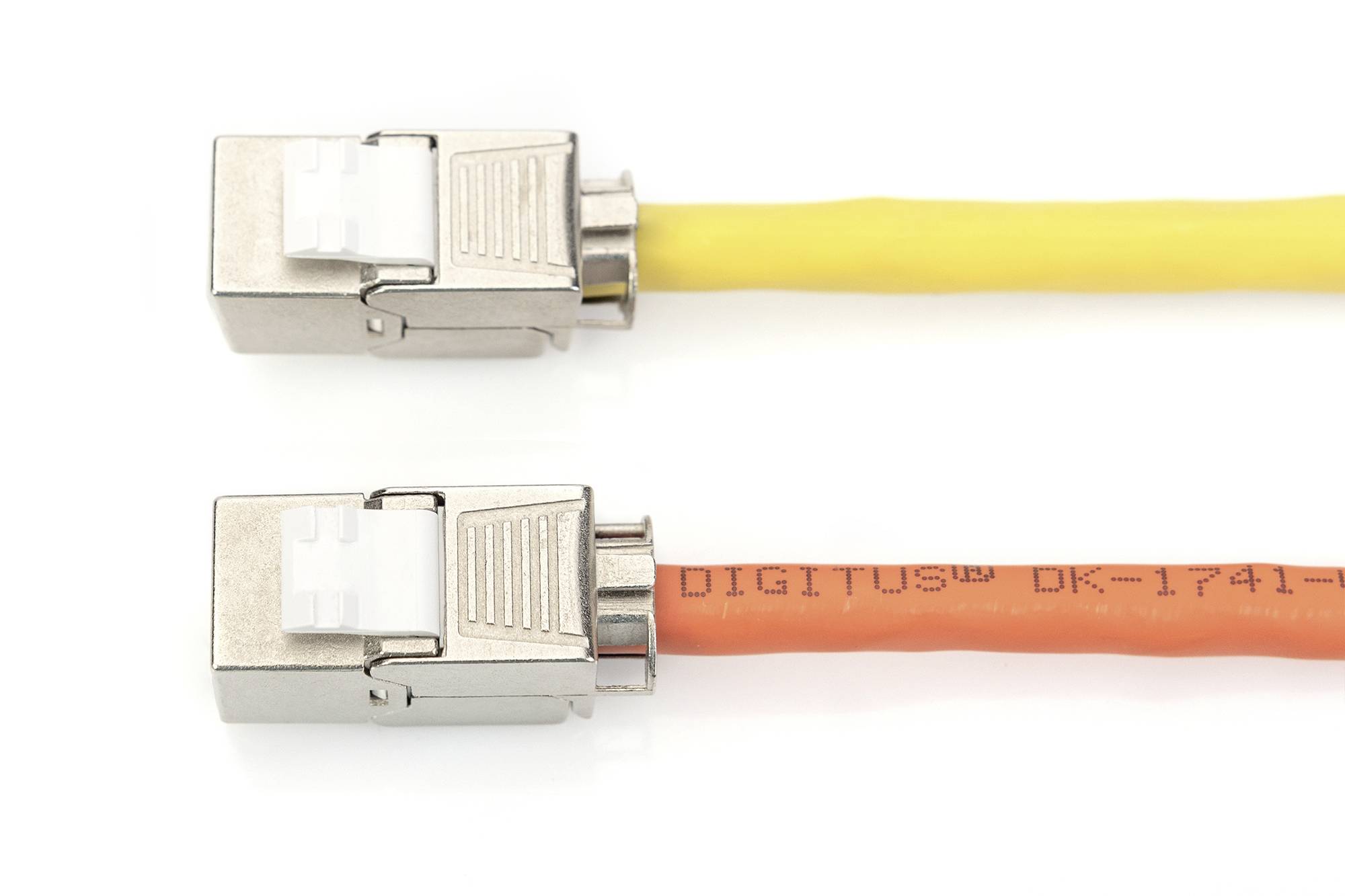 Zwei Ethernet-Kabel, eines gelb und eines orange, mit metallischen RJ45-Steckern, auf hellem Hintergrund sichtbar.