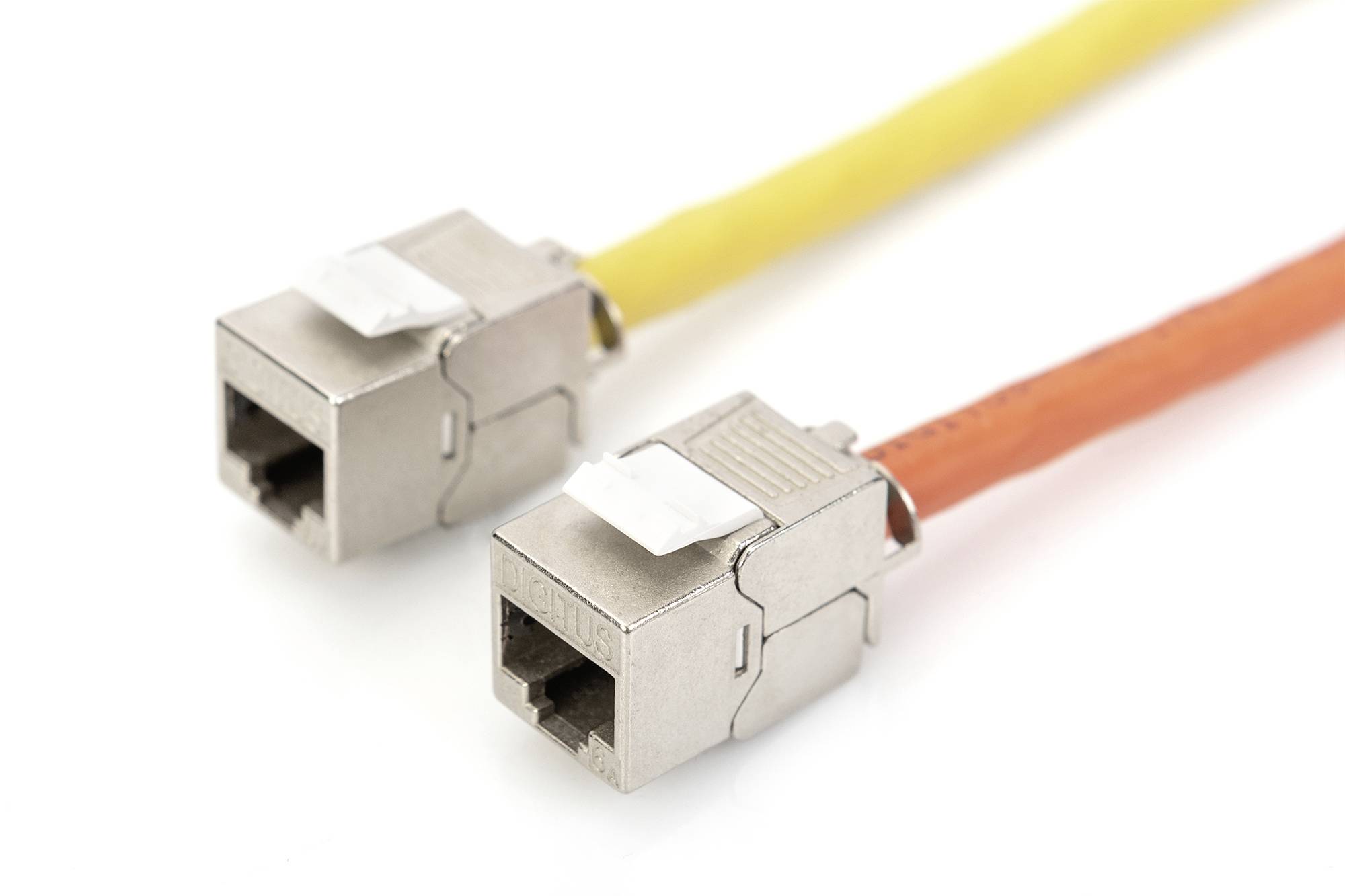 Zwei Netzwerkkabel, ein gelbes und ein rotes, mit Steckern auf weißem Hintergrund.