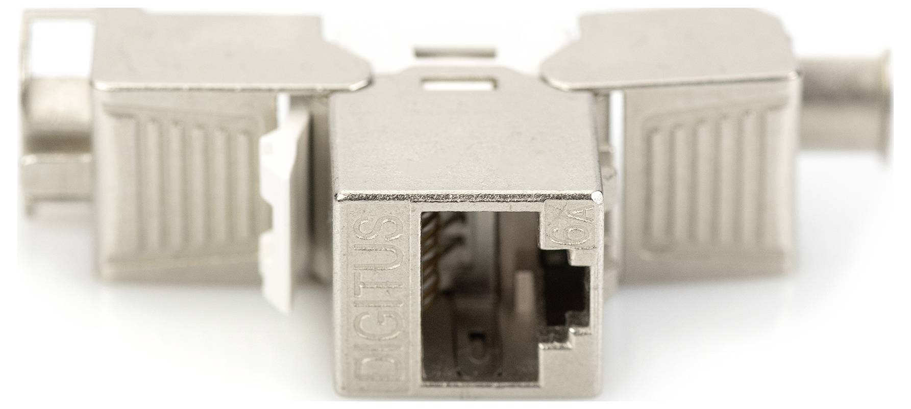 Metallischer Netzwerkadapter mit RJ45-Anschluss in der Mitte, geeignet für Ethernet-Verbindungen. Adapter trägt die Aufschrift 'DIGITUS'.