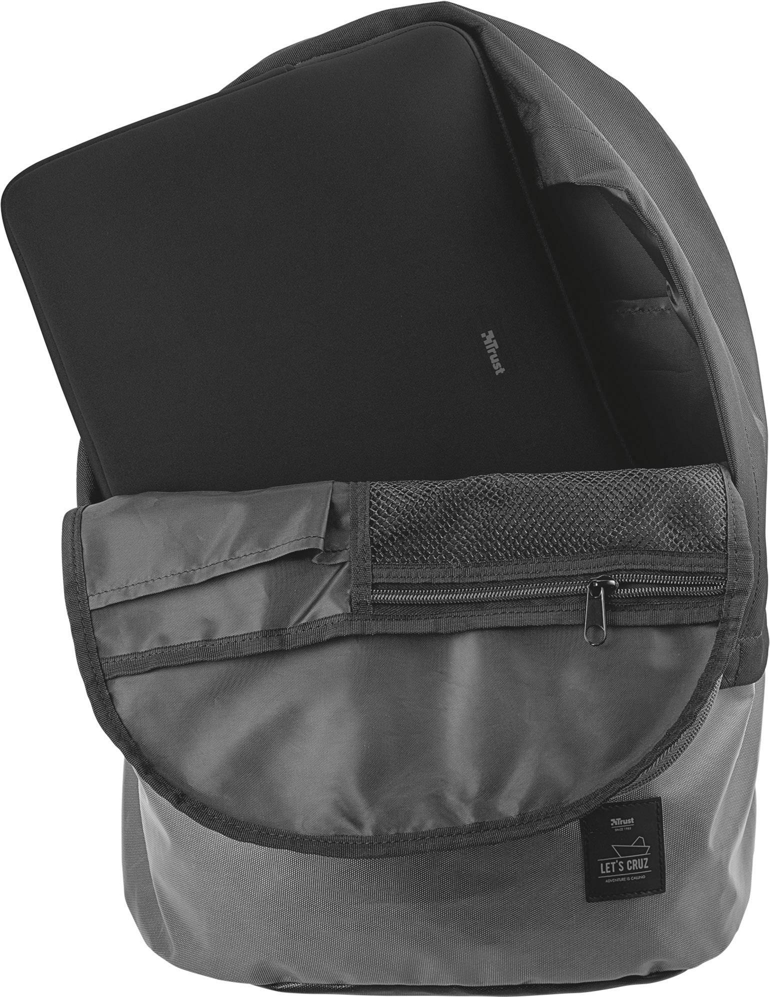 Ein grauer Rucksack mit einer geöffneten Fronttasche, aus der ein Laptop herausragt.