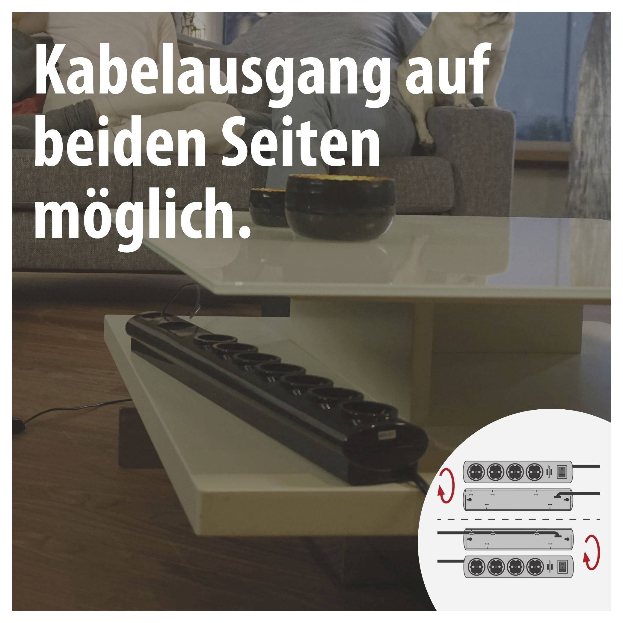Steckdosenleiste unter einem Couchtisch mit Kabelauslass auf beiden Seiten; Hinweistext: 'Kabelausgang auf beiden Seiten möglich.'