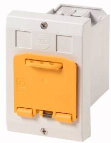 Ein rechteckiger orange-weißer elektrischer Schutzschalter an einer weißen Wand, oben und unten mit Schrauben befestigt.