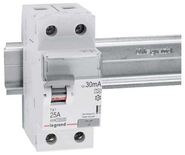 Ein weißer 25A-Schutzschalter von Legrand, montiert auf einer Metallschiene. Geeignet für elektrische Sicherheit mit 30mA Stromstärke.