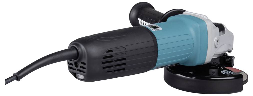 Ein blau-schwarzer Winkelschleifer mit Netzkabel, der von der Seite zu sehen ist und einen seitlichen Handgriff zur Stabilisierung aufweist.