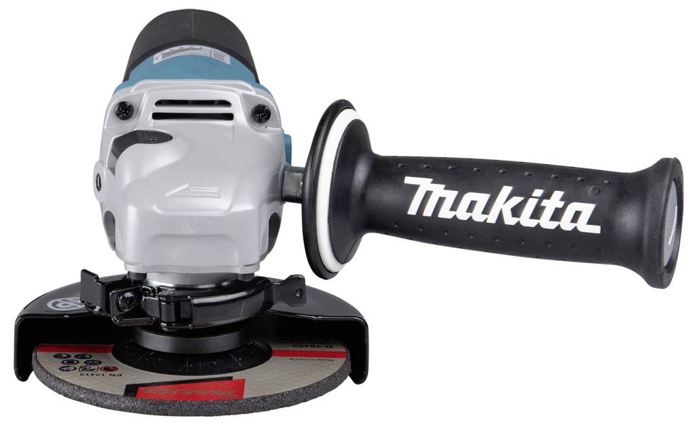 Eine kabellose Winkelschleifer mit einem schwarzen Griff, der mit 'Makita' beschriftet ist und ein silbernes und blaues Motorgehäuse sowie eine sichtbare Schleifscheibe aufweist.