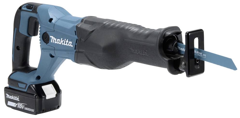 Eine blaue Akku-Säbelsäge mit ergonomischem Griff und austauschbarem Sägeblatt, geeignet für kabelloses Arbeiten.