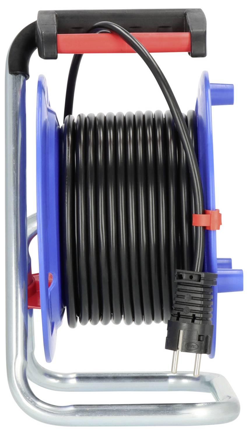 Eine blaue Kabelrolle mit einem schwarzen Stromkabel, das um sie herum aufgewickelt ist, mit einem Stecker am Ende. Die Rolle hat einen roten Griff zum Tragen.