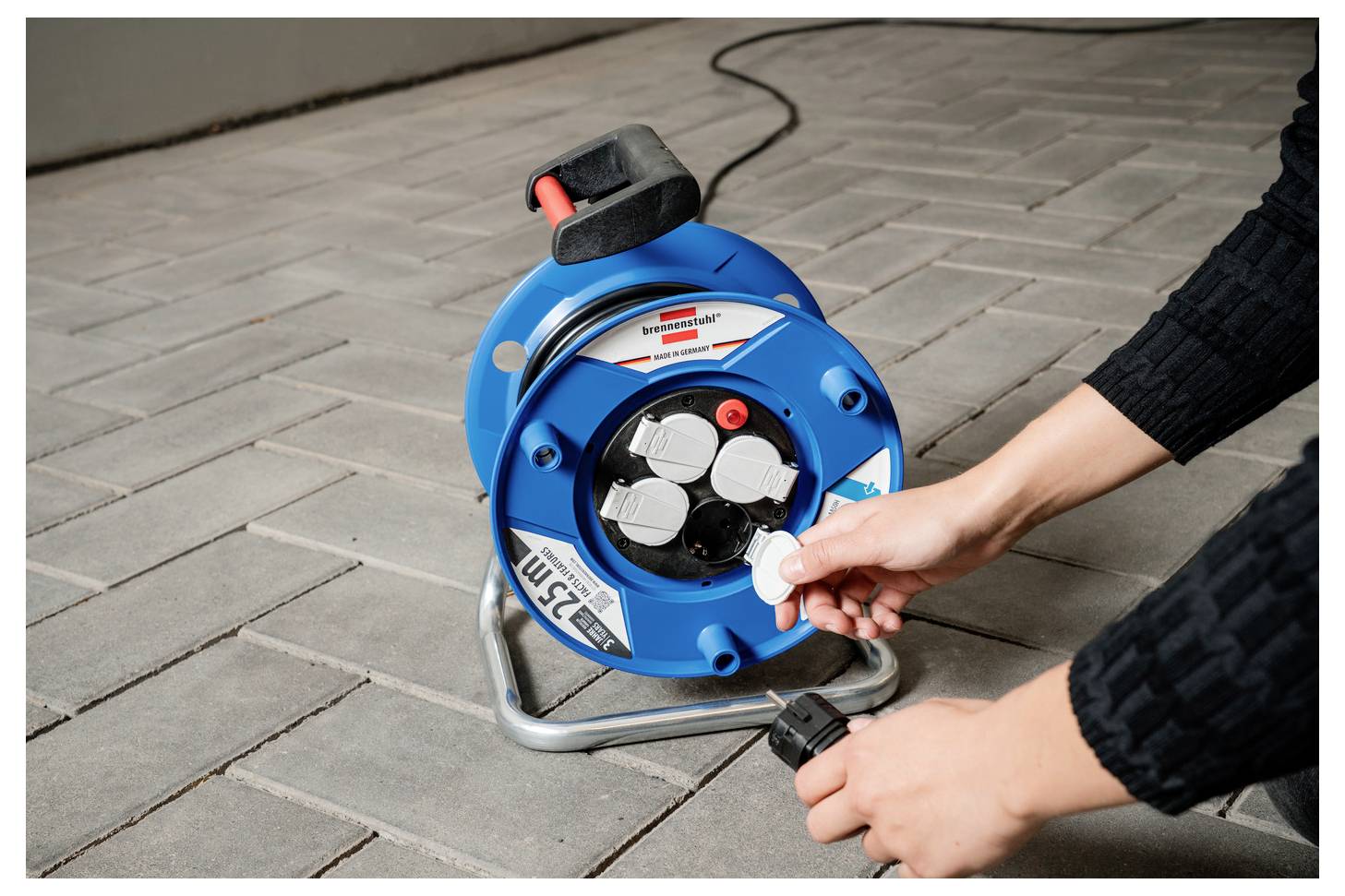 Ein elegantes schwarzes Smartphone mit drei rückwärtigen Kameras und einem Blitz in vertikaler Anordnung auf der Rückseite, das das Samsung-Logo zeigt.