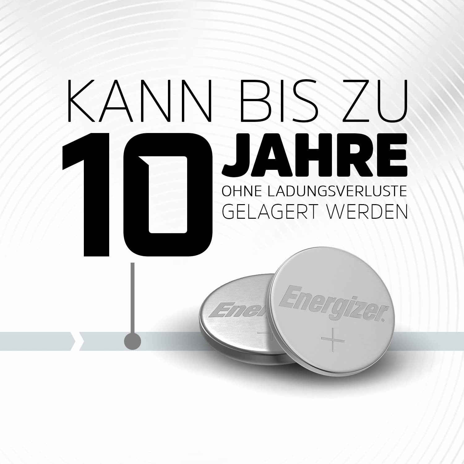 Zwei silberne Batterien mit der Aufschrift 'Energizer', begleitet von Text: 'Kann bis zu 10 Jahre ohne Ladungsverluste gelagert werden'.
