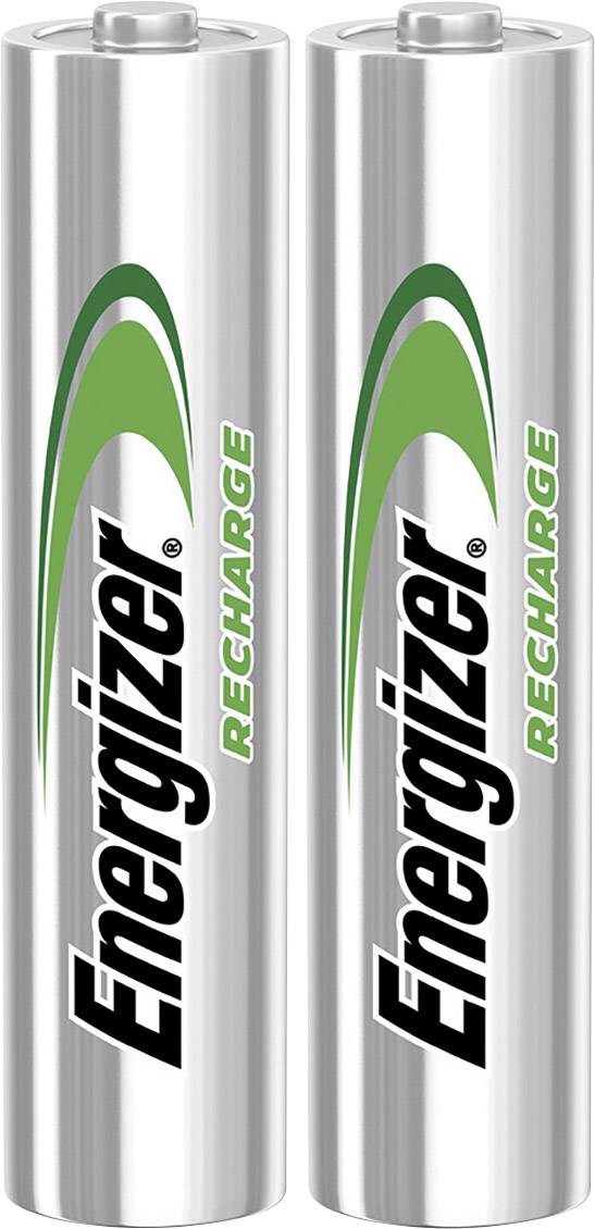 Zwei wiederaufladbare AA-Batterien von Energizer mit grünem und schwarzem Aufdruck auf silbernem Hintergrund.