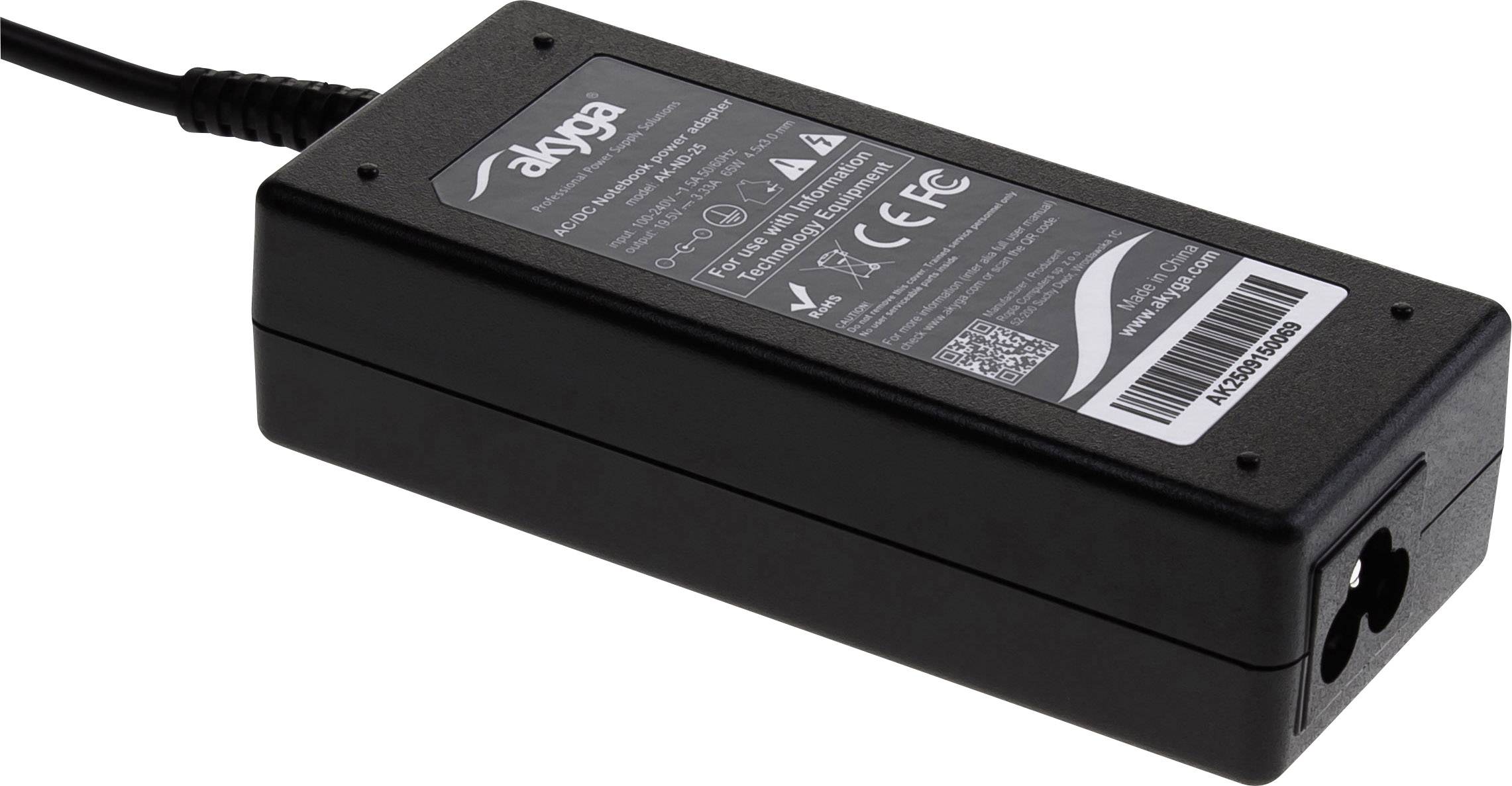 Ein schwarzes Laptop-Netzteil mit einem Etikett, das technische Details und Zertifizierungslogos zeigt. Das Kabel ist links angeschlossen.