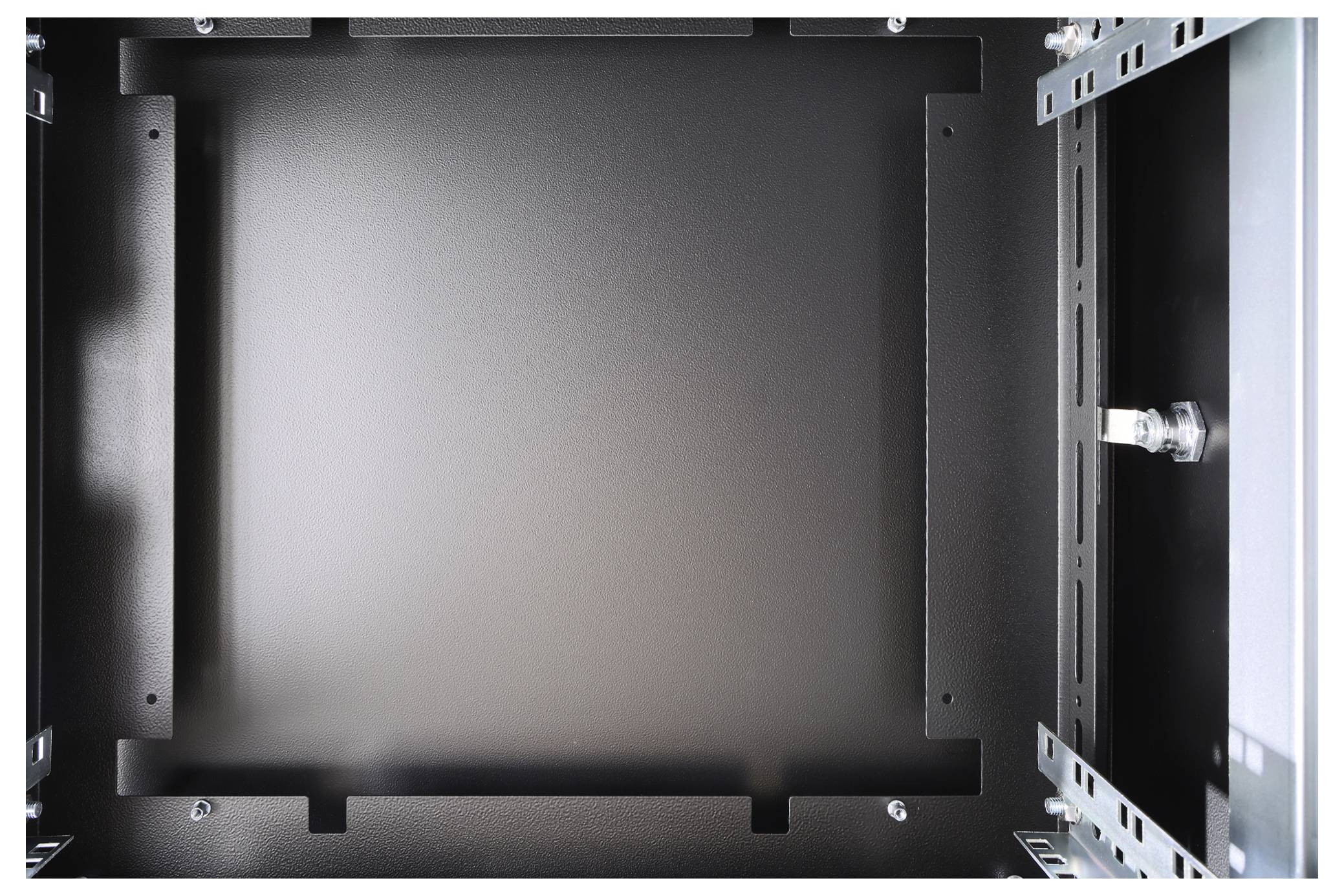 Leeres schwarzes Metallgehäuse mit Schienen an den Seiten, vermutlich ein Serverschrank ohne Inhalte, zeigt Innenansicht und Befestigung.