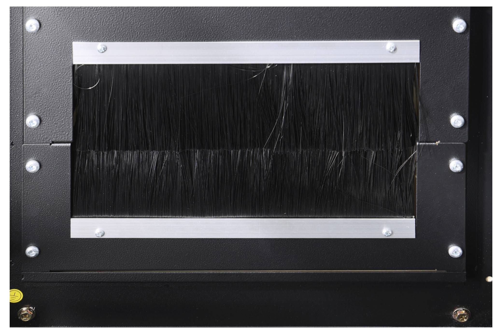 Ein rechteckiger schwarzer Kasten mit einem Metallrahmen und einer mittig angeordneten Bürste für Kabelmanagement oder Abdichtung.