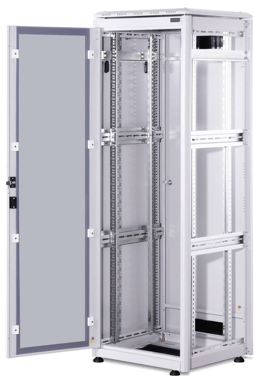 Ein offener Server-Rack-Schrank mit einer Glastür, die zur Seite geöffnet ist, zeigt Innenregale und Metallrahmenstruktur.