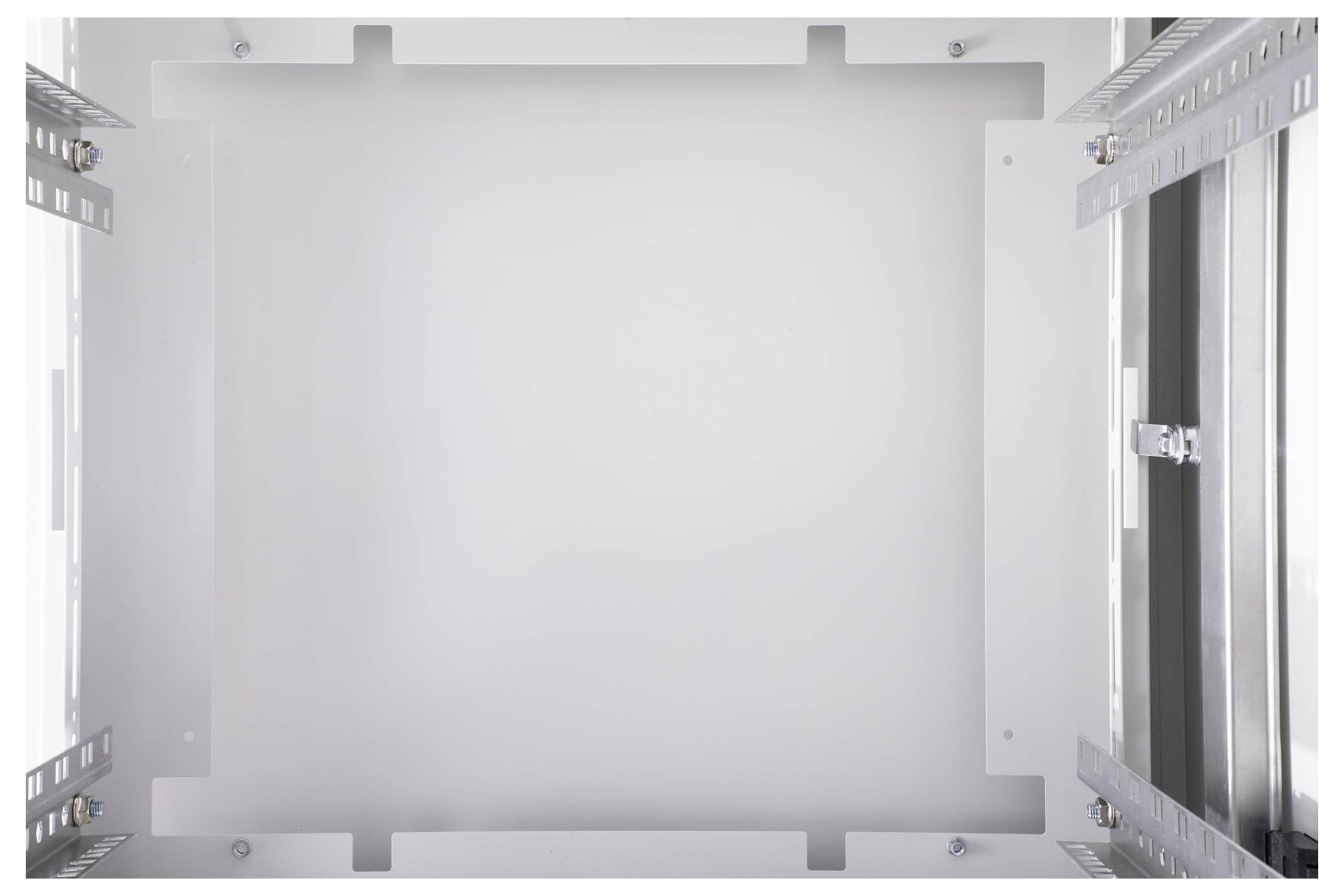 Innenansicht eines leeren, rechteckigen Metallgehäuses mit Schienen an den Seiten.
