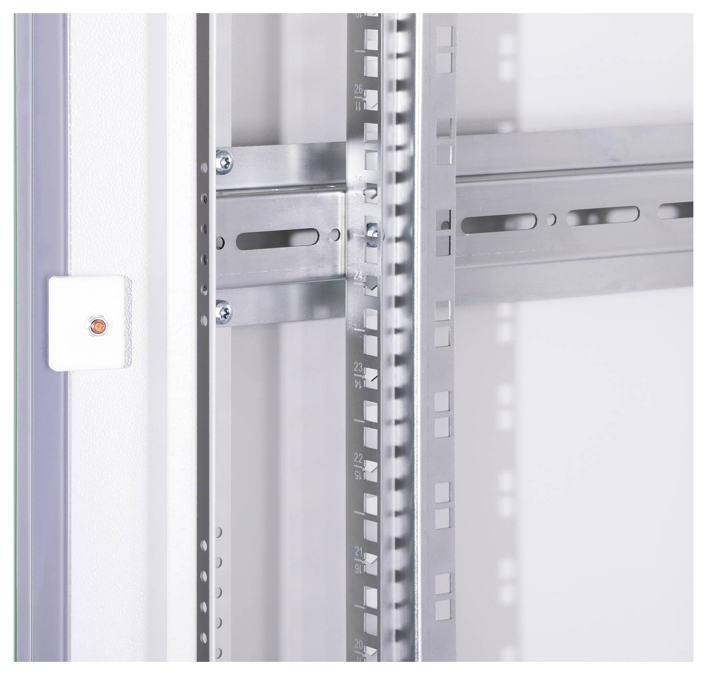 Metallrahmen eines elektrischen Schaltschrankes mit montierten Befestigungswinkeln und einem kleinen weißen Schalter auf der linken Seite.