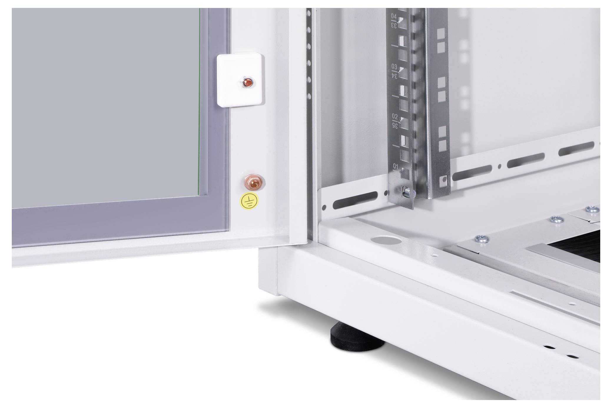 Geöffneter Metallschrank mit sichtbaren Befestigungsschrauben und einem geöffneten Türverschluss.