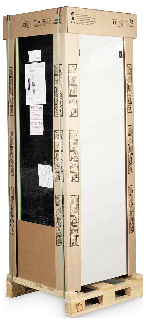 Ein verpackter Kühlschrank steht auf einer Palette. Die Verpackung zeigt Installationsanweisungen und Symbole zum sicheren Transport.