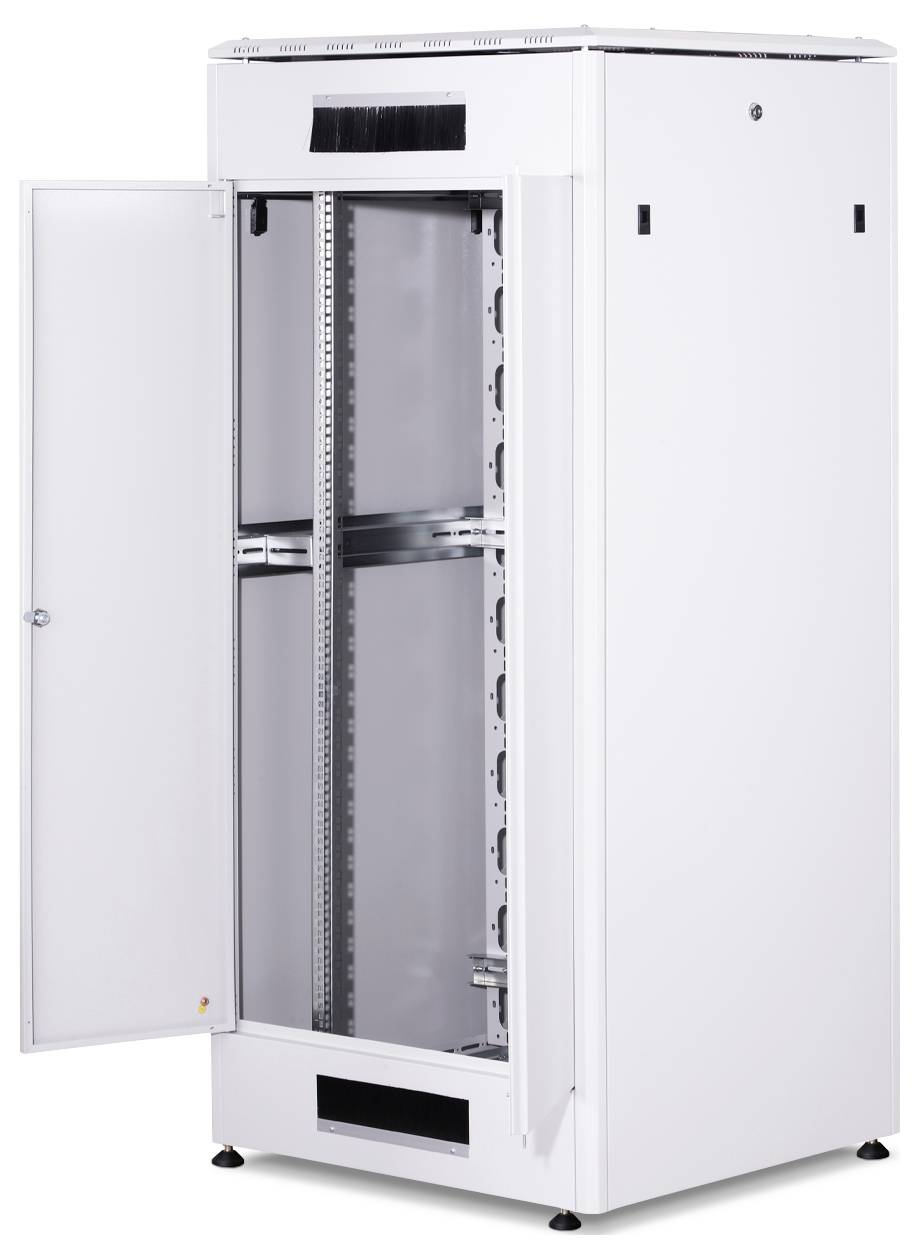 Weißer Server-Rack-Schrank mit geöffneter Tür, zeigt leere Metallregale und seitliche Belüftungsöffnungen.