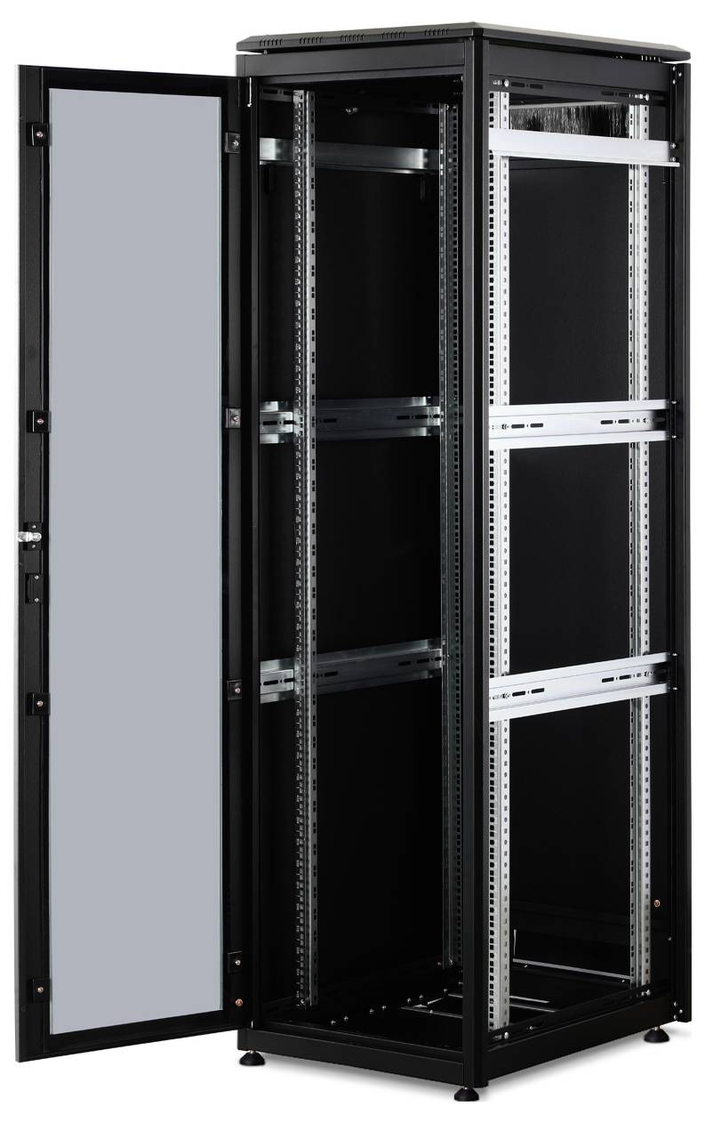Ein offener schwarzer Server-Rack-Schrank mit mehreren Einschub-Fächern zeigt Platz für IT-Ausrüstung, links offene Tür.