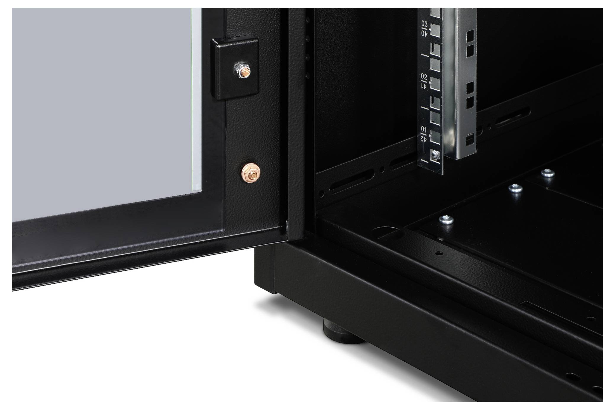 In einem metallischen Gehäuse befindet sich ein offener Schrank mit Blick auf die innere Seitenwand und der Tür mit Glasscheibe.