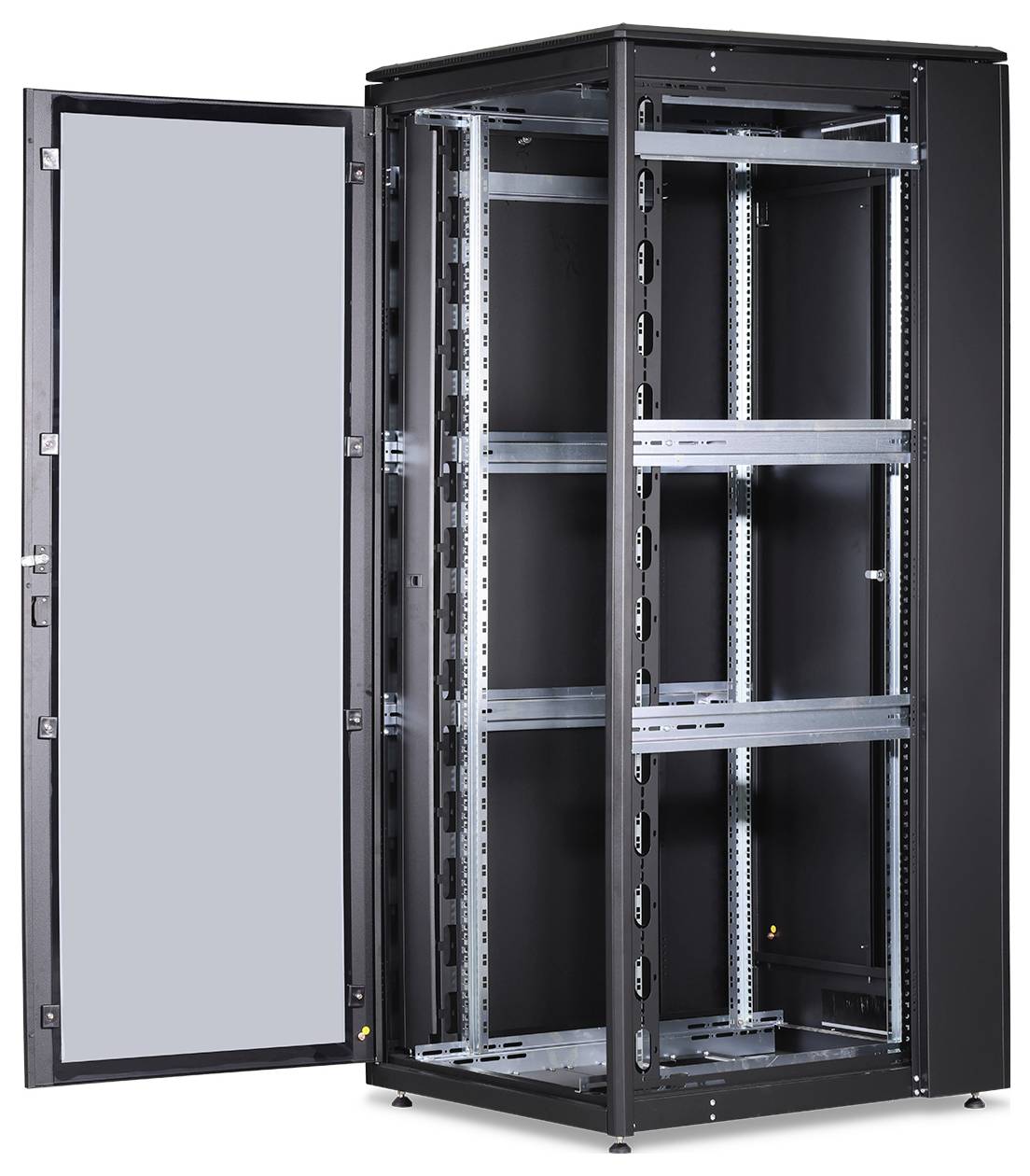 Ein offener, schwarzer Server-Rack-Schrank mit Metallstreben, bereit für die Installation von IT-Komponenten.