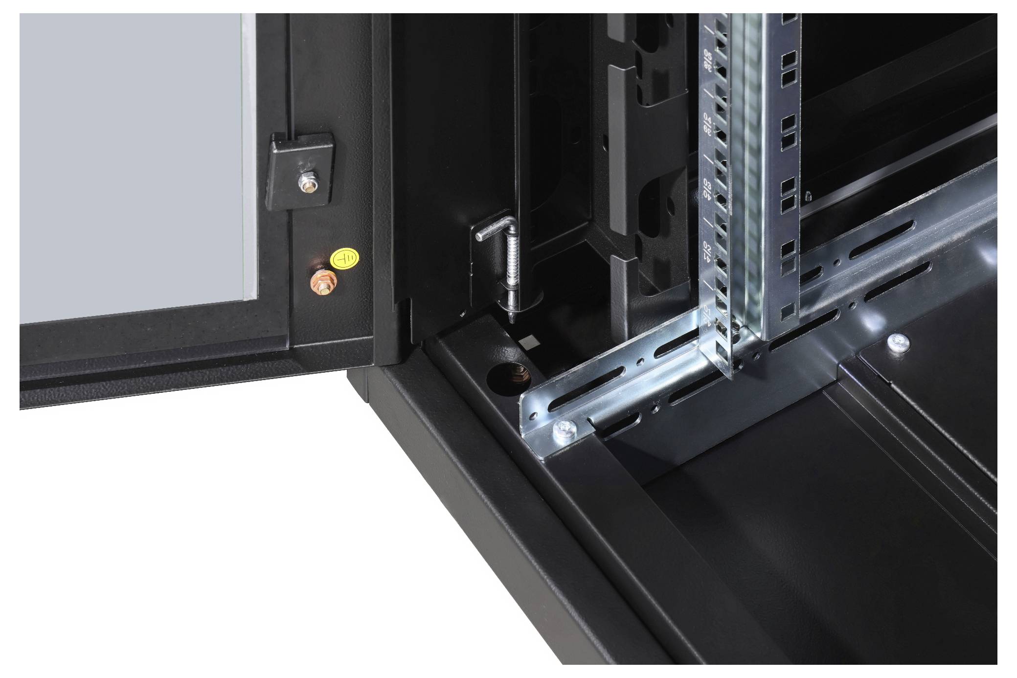 Ein offener Server-Schrank mit Einblick auf die Schrauben und Metallteile der internen Struktur, die interne Verbindungen zeigen.