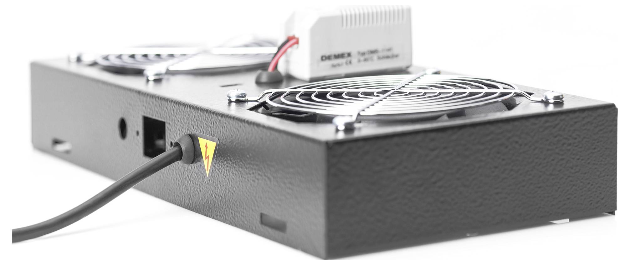 Ein schwarzes rechteckiges Metallgerät mit zwei Lüftern, einer angebrachten kleinen weißen Box und einem an der Seite angeschlossenen Stromkabel.