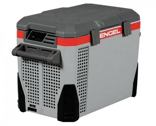 Eine elektrische Kühlbox, grau mit rotem Streifen und dem Schriftzug 'ENGEL', ideal zum Kühlen von Lebensmitteln unterwegs.