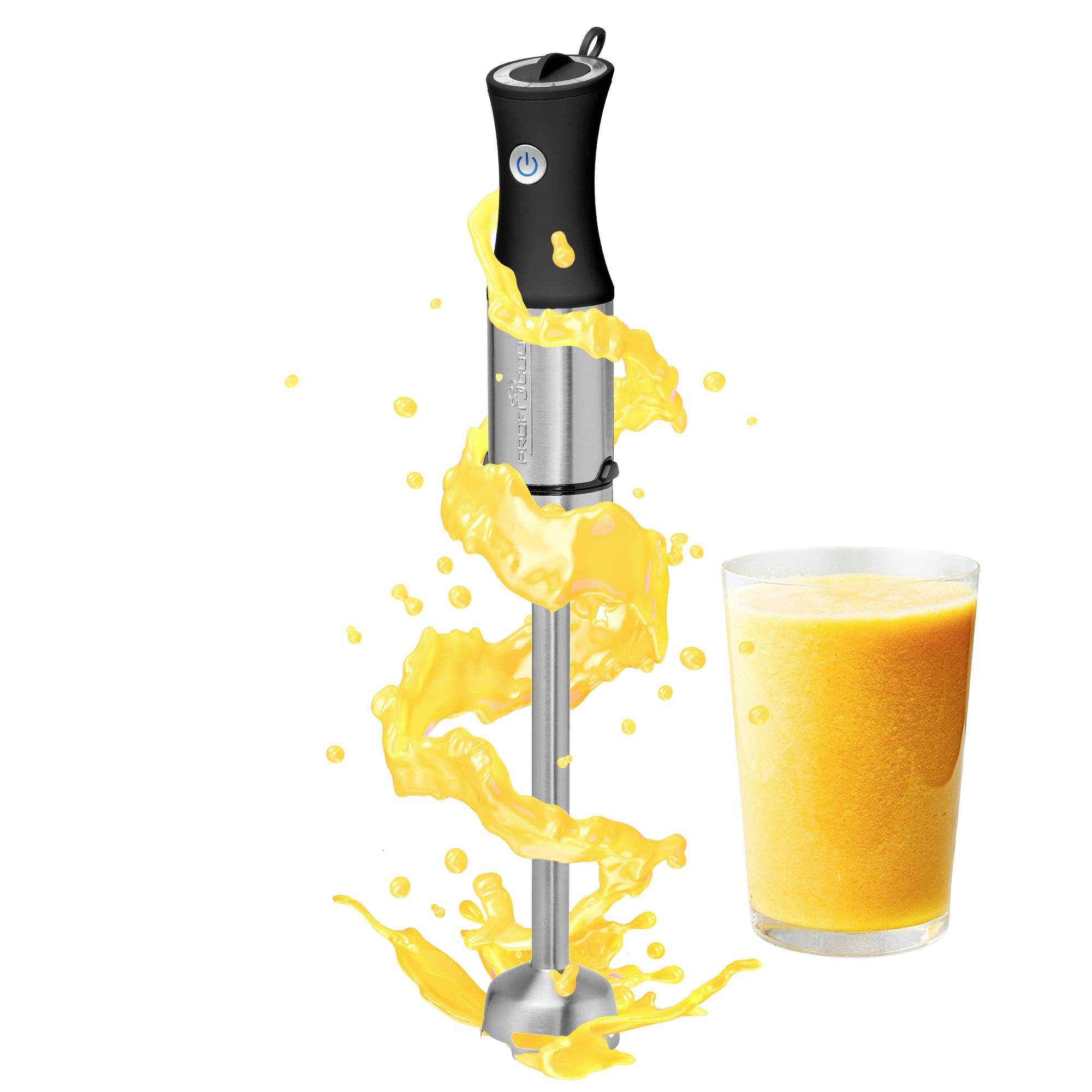 Ein silberner Stabmixer mit schwarzem Griff spritzt gelbe Flüssigkeit. Daneben steht ein Glas mit gelbem Smoothie.