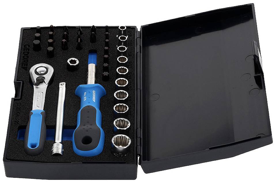 Werkzeugkasten mit Ratsche, Schraubendrehergriff, Steckschlüsseleinsätzen und Bits in verschiedenen Größen, geordnet in einer schwarzen Box.