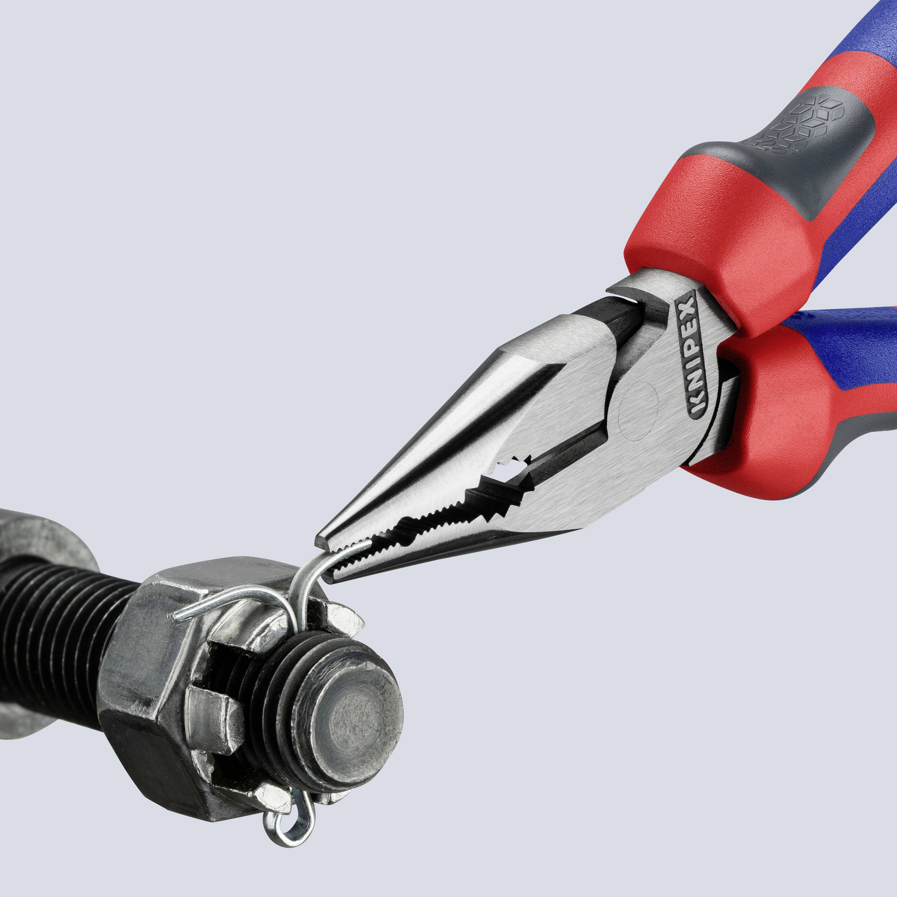 Eine blaue und rote Zange hält eine Schraube fest. Die Zange greift präzise den Kopf der Schraube, die in einer Mutter liegt.