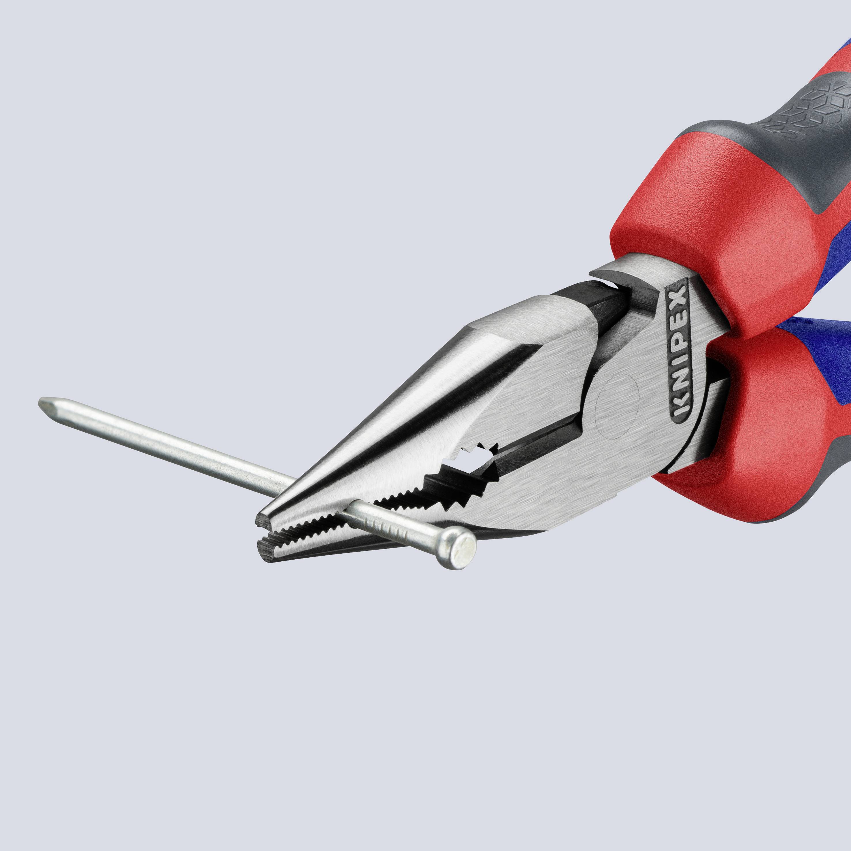 Eine rote Kombizange hält einen Nagel. Der Hintergrund ist hellgrau.