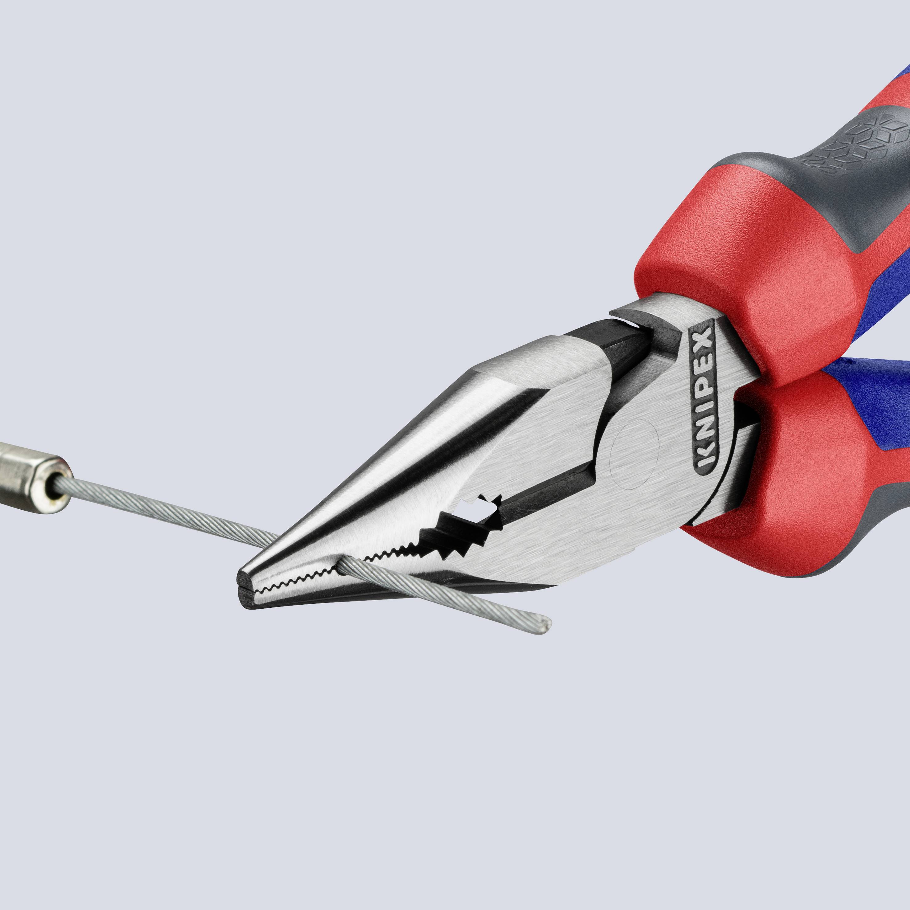 Eine rote und blaue Zange schneidet ein Metallkabel. Die Zange hat gezahnte Greifflächen und eine scharfe Schneide zum präzisen Arbeiten.