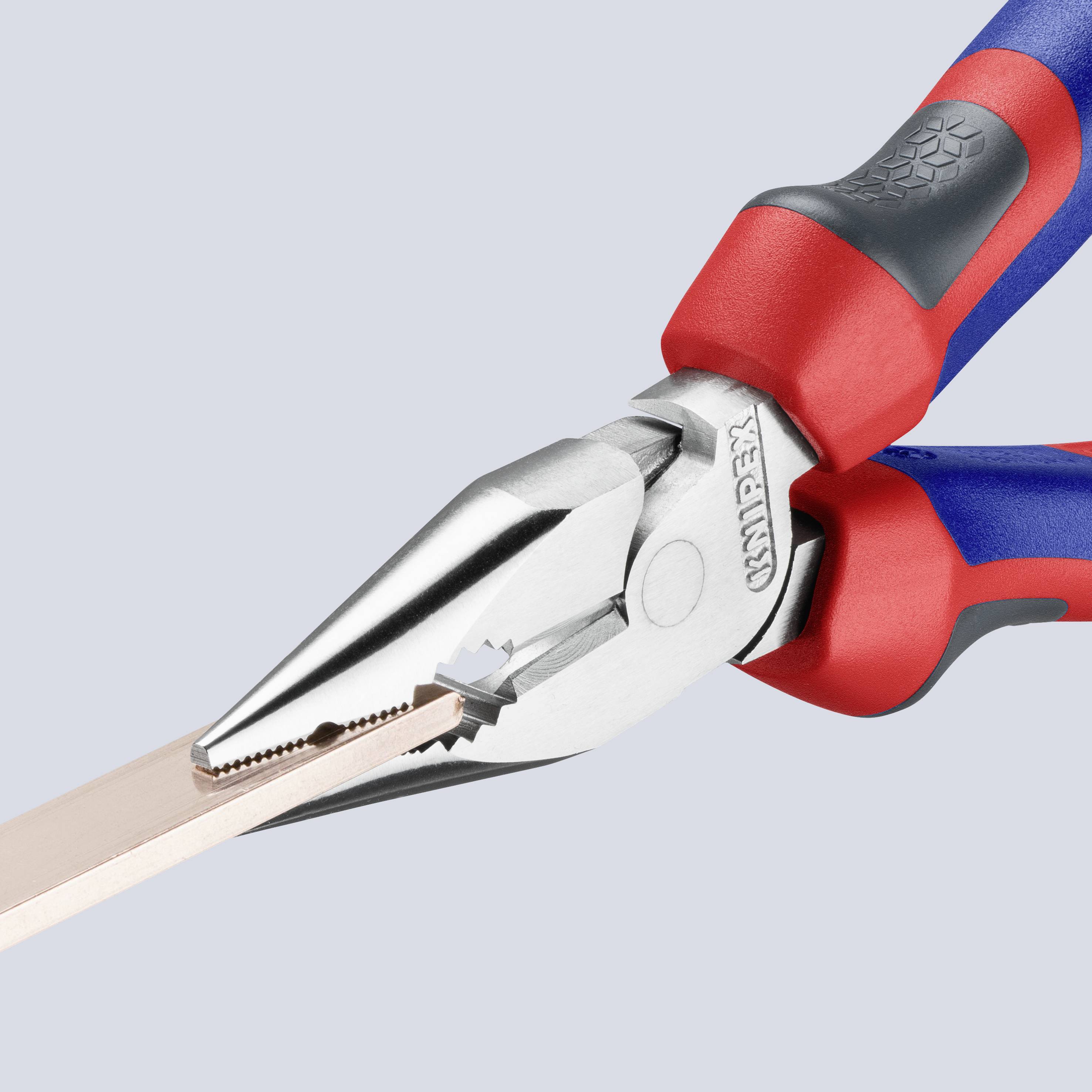 Kombizange mit blau-rotem Griff hält ein flaches, kupferfarbenes Metallstück.